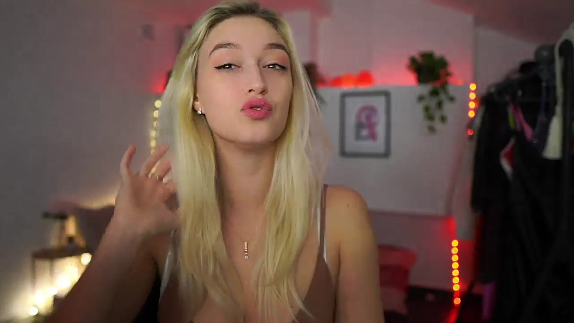 Gallery image thumbnail from Alexis__Texas's myfreecams stream on, 11/15/2024, 19:21 image 14 of 20