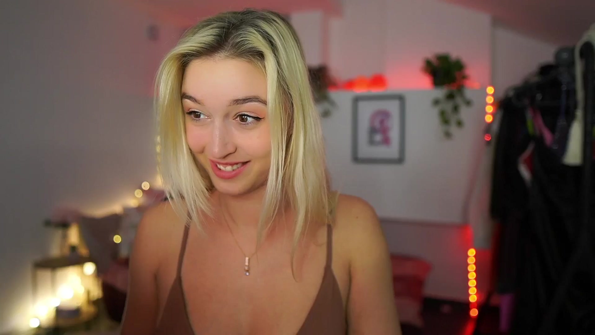 Gallery image thumbnail from Alexis__Texas's myfreecams stream on, 11/15/2024, 21:03 image 16 of 20