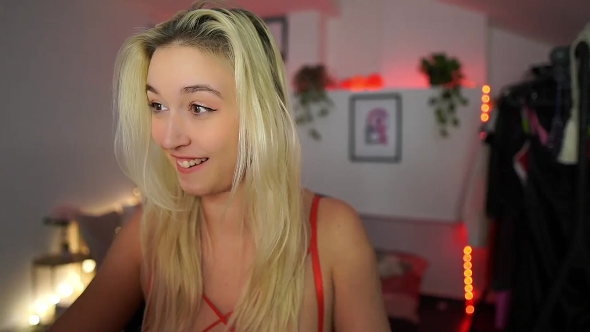 Gallery image thumbnail from Alexis__Texas's myfreecams stream on, 11/17/2024, 21:31 image 19 of 20