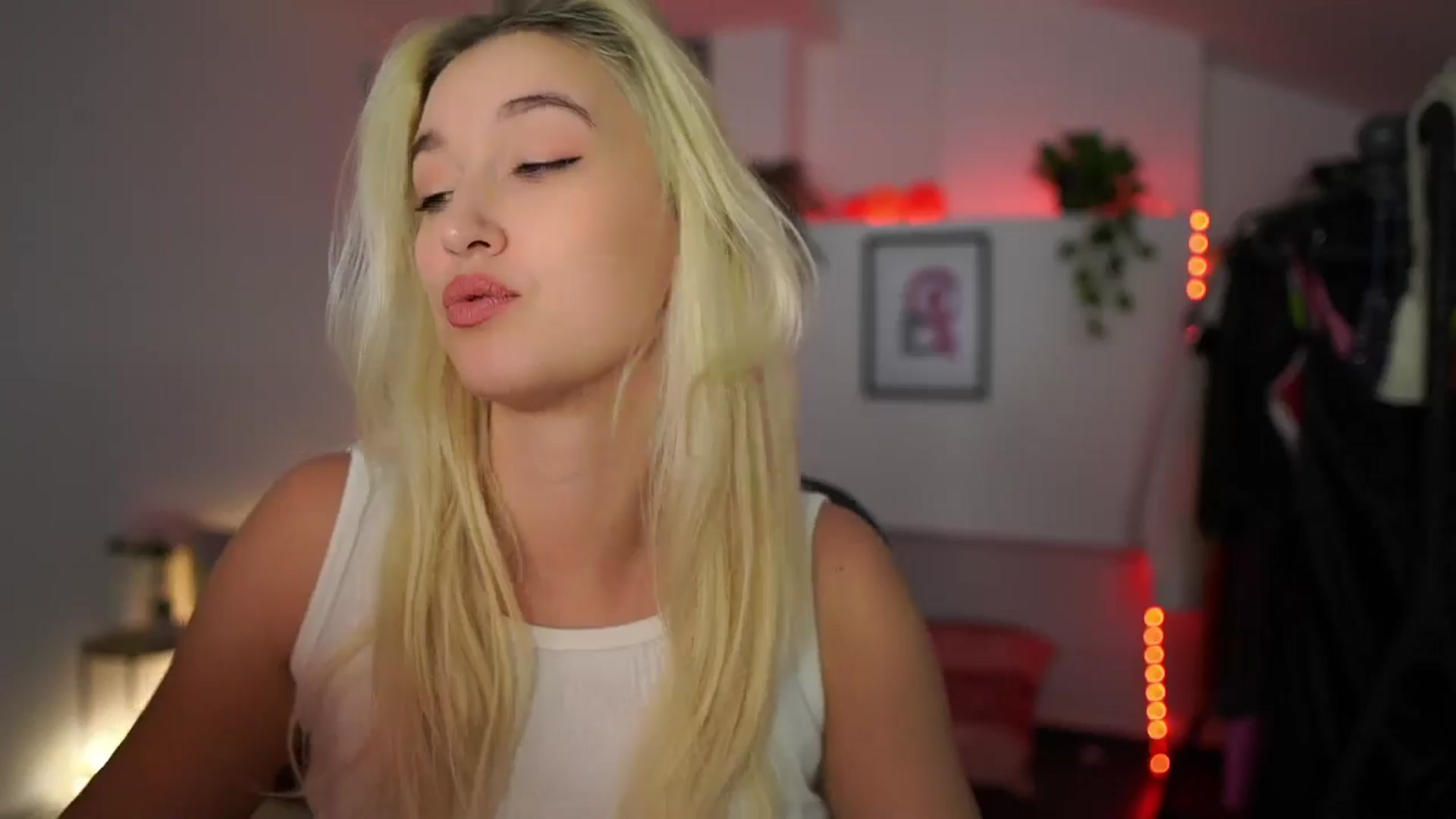 Gallery image thumbnail from Alexis__Texas's myfreecams stream on, 11/17/2024, 21:31 image 9 of 20
