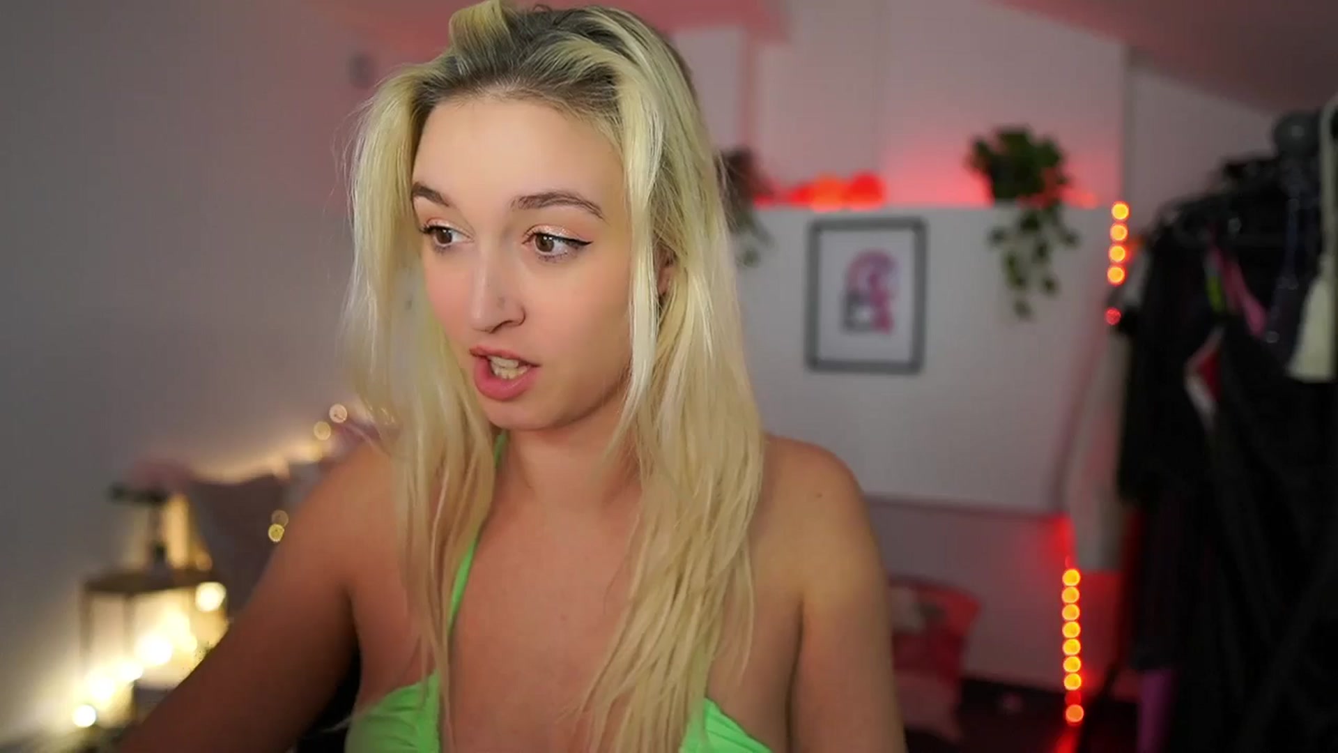 Gallery image thumbnail from Alexis__Texas's myfreecams stream on, 11/17/2024, 23:43 image 15 of 20