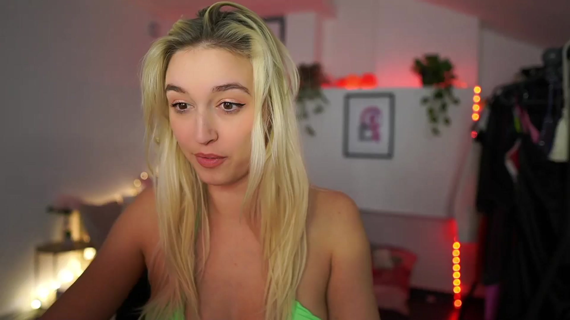 Gallery image thumbnail from Alexis__Texas's myfreecams stream on, 11/17/2024, 23:43 image 17 of 20