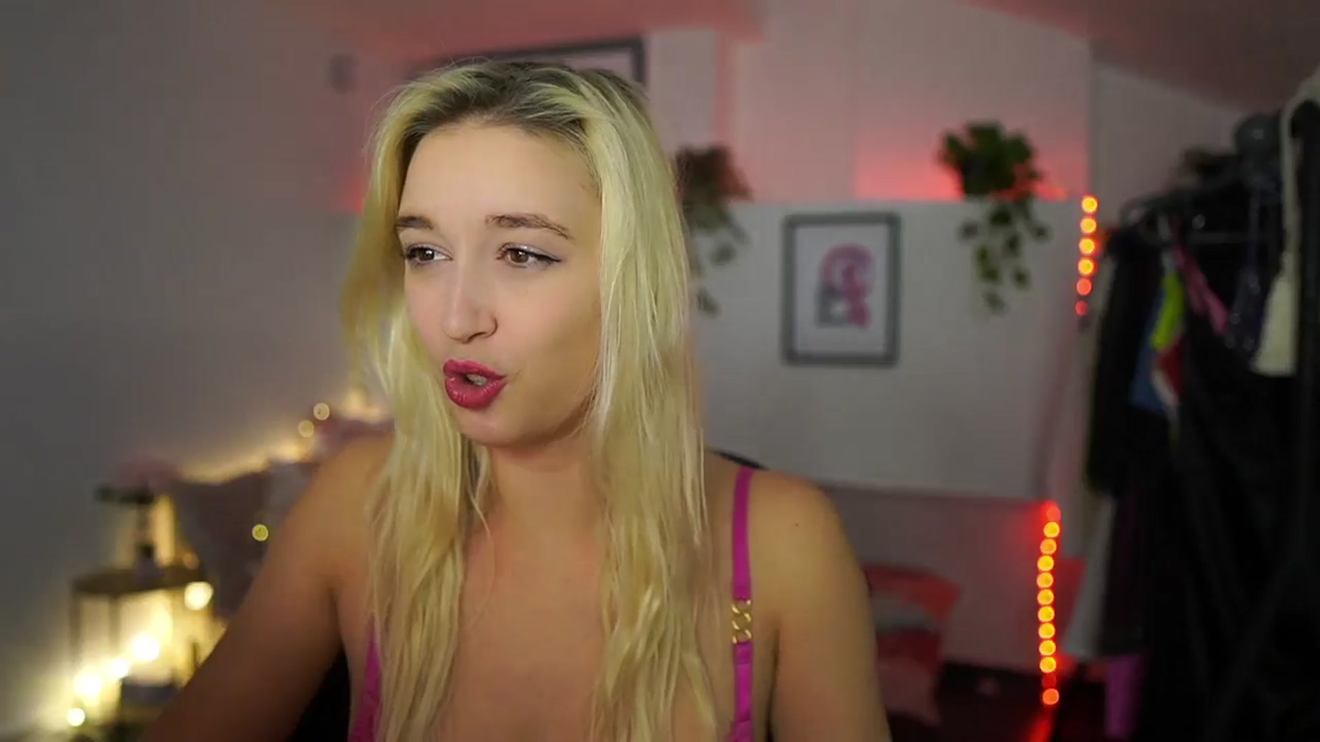 Gallery image thumbnail from Alexis__Texas's myfreecams stream on, 11/19/2024, 21:47 image 18 of 20