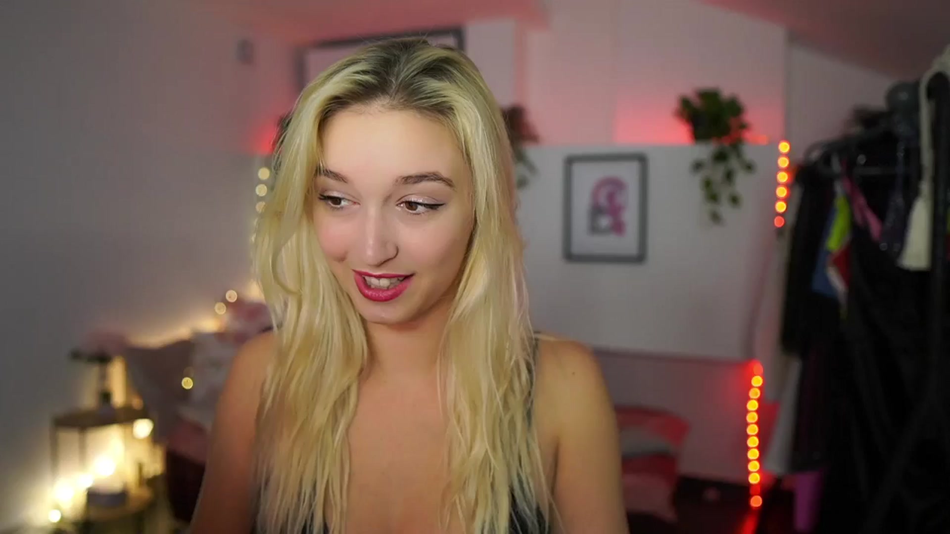 Gallery image thumbnail from Alexis__Texas's myfreecams stream on, 11/19/2024, 21:47 image 8 of 20