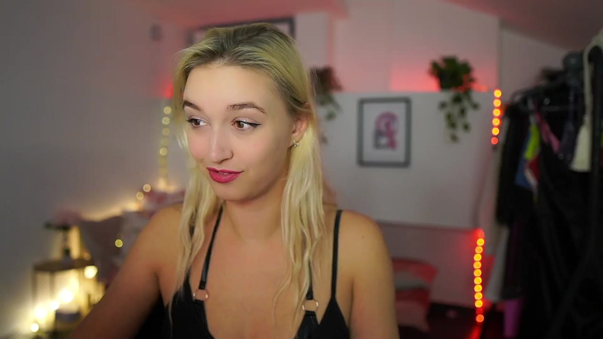 Gallery image thumbnail from Alexis__Texas's myfreecams stream on, 11/19/2024, 21:47 image 14 of 20
