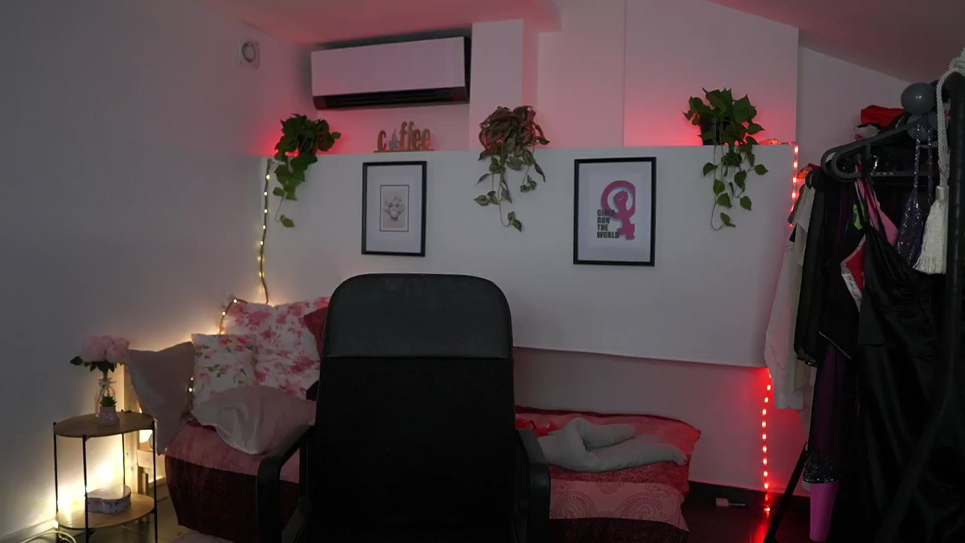 Gallery image thumbnail from Alexis__Texas's myfreecams stream on, 11/21/2024, 24:51 image 14 of 20