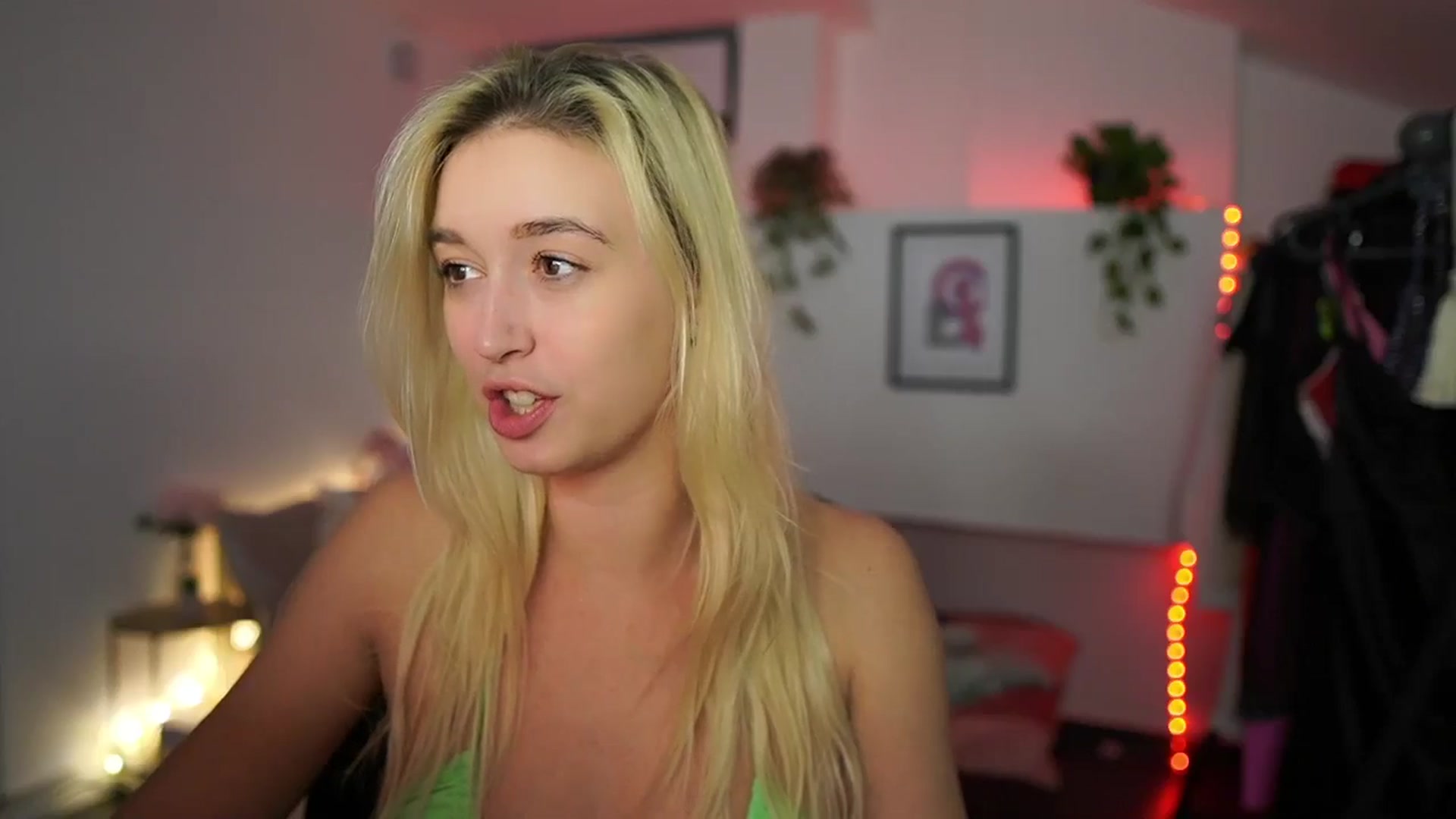 Gallery image thumbnail from Alexis__Texas's myfreecams stream on, 11/22/2024, 22:31 image 2 of 20