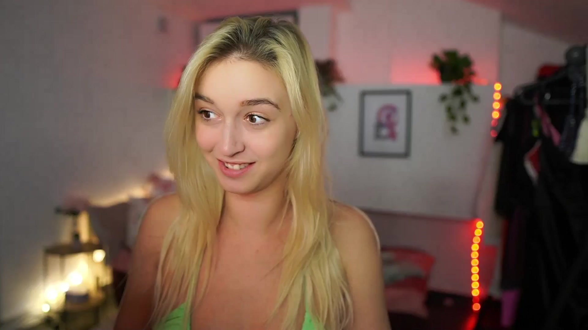 Gallery image thumbnail from Alexis__Texas's myfreecams stream on, 11/22/2024, 22:31 image 1 of 20