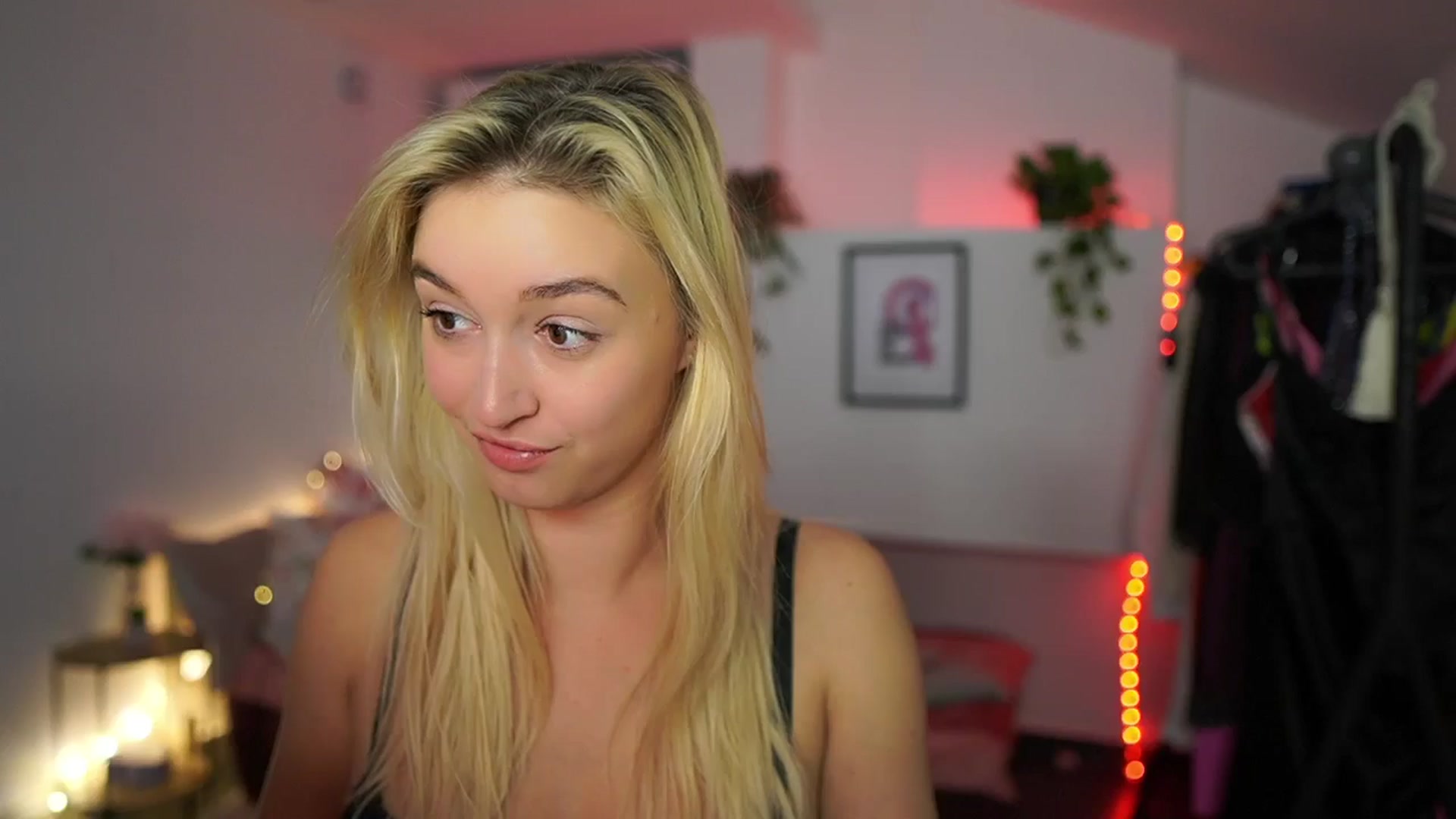 Gallery image thumbnail from Alexis__Texas's myfreecams stream on, 11/23/2024, 16:30 image 14 of 20