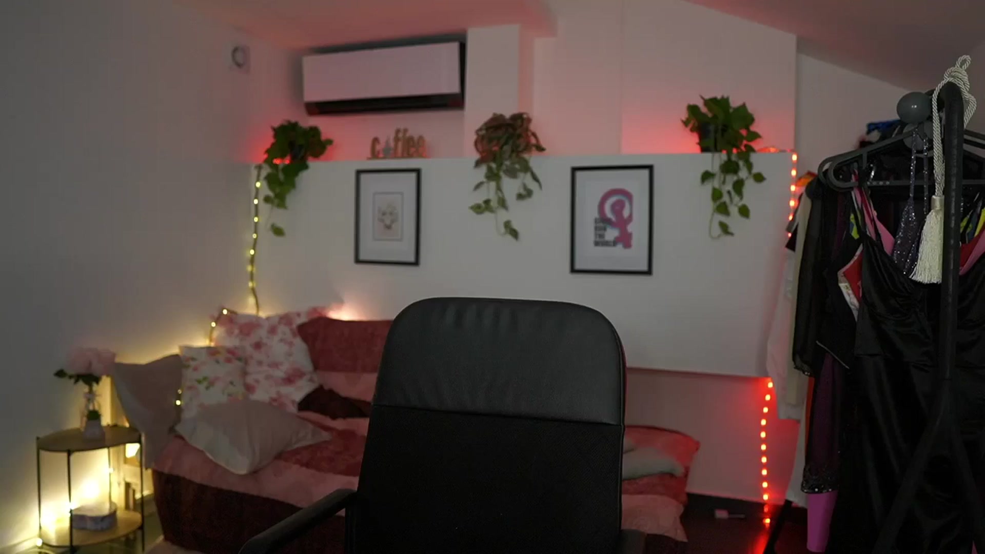 Gallery image thumbnail from Alexis__Texas's myfreecams stream on, 11/23/2024, 16:30 image 18 of 20