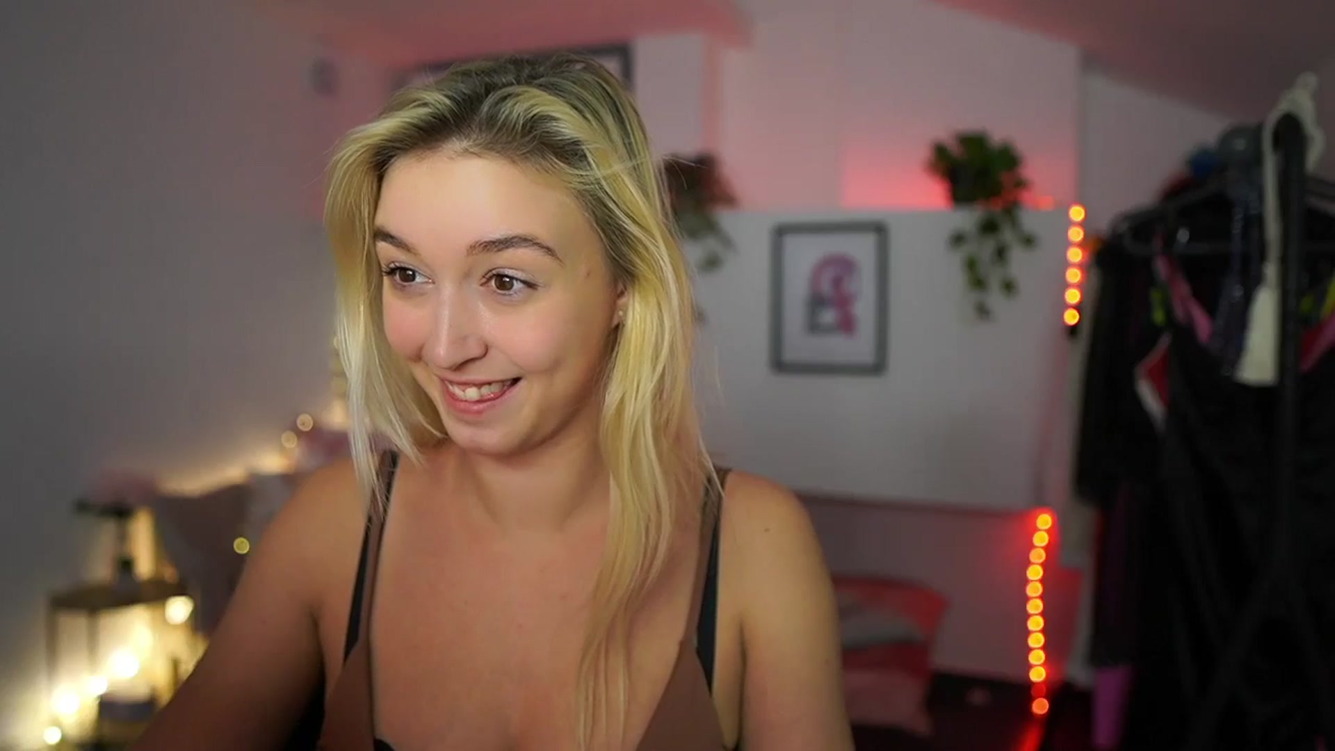 Gallery image thumbnail from Alexis__Texas's myfreecams stream on, 11/23/2024, 18:07 image 4 of 20
