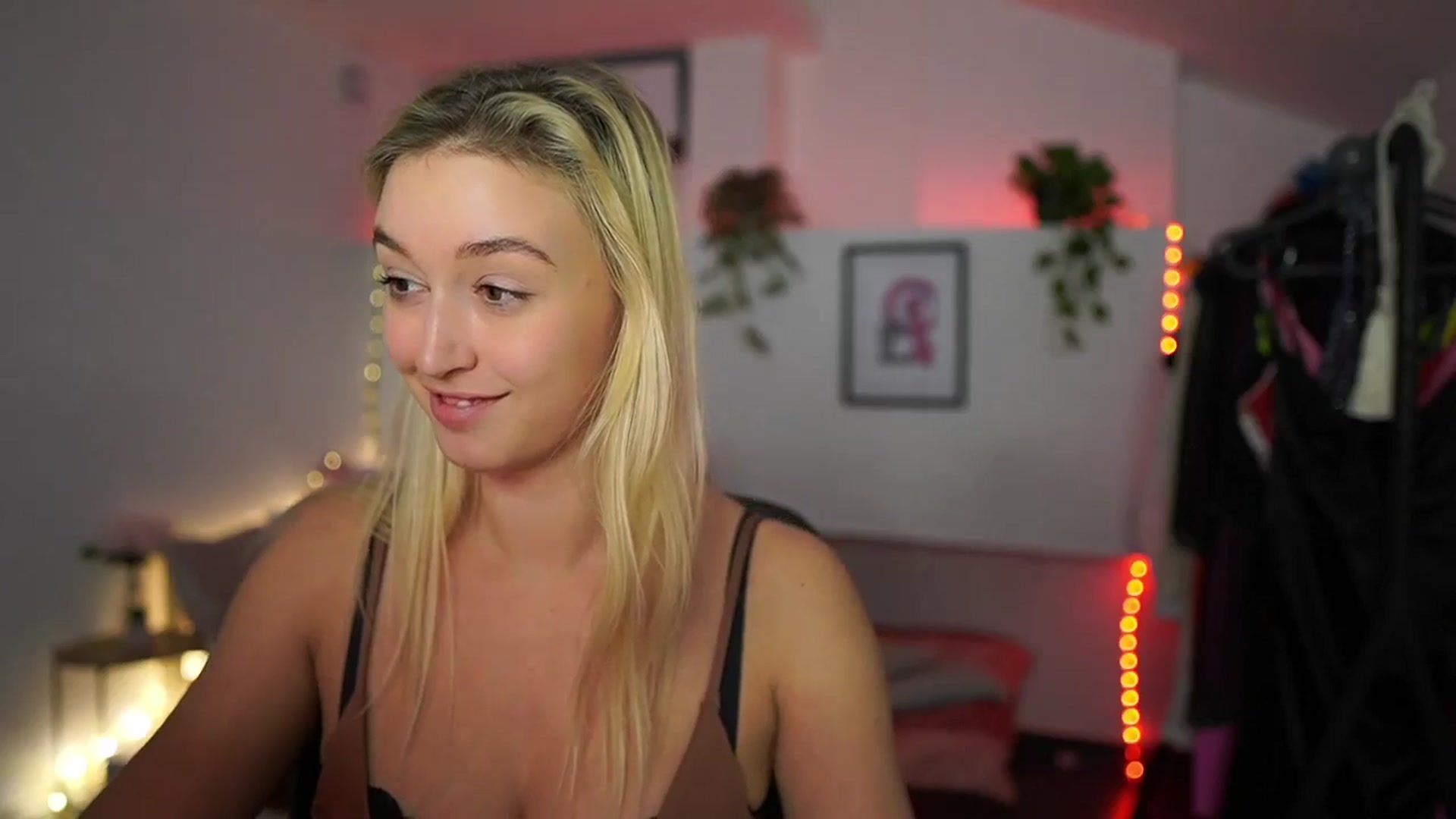 Gallery image thumbnail from Alexis__Texas's myfreecams stream on, 11/23/2024, 18:07 image 18 of 20