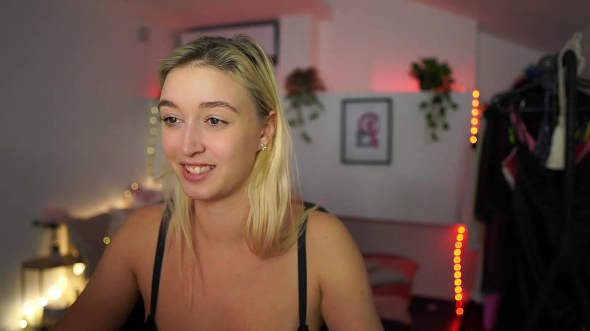 Gallery image thumbnail from Alexis__Texas's myfreecams stream on, 11/23/2024, 19:10 image 18 of 20