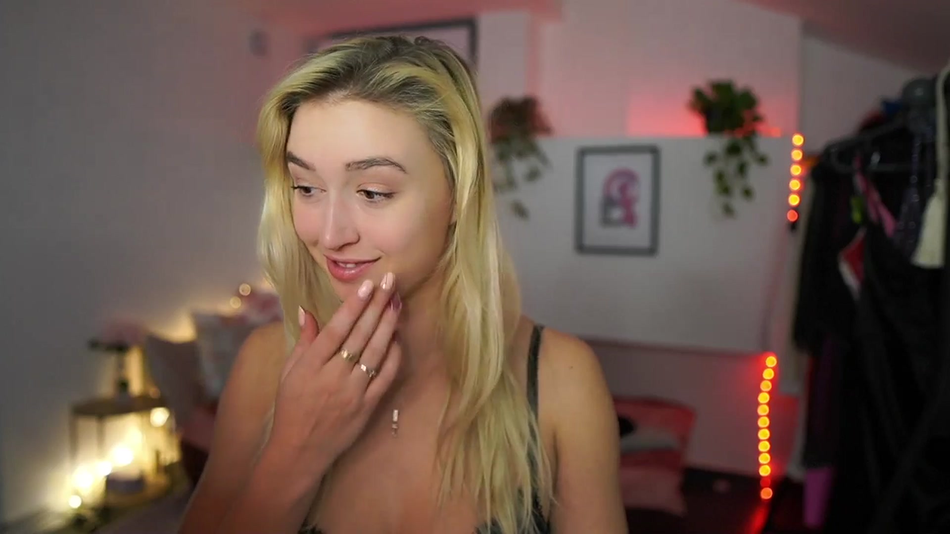 Gallery image thumbnail from Alexis__Texas's myfreecams stream on, 11/26/2024, 20:06 image 15 of 20
