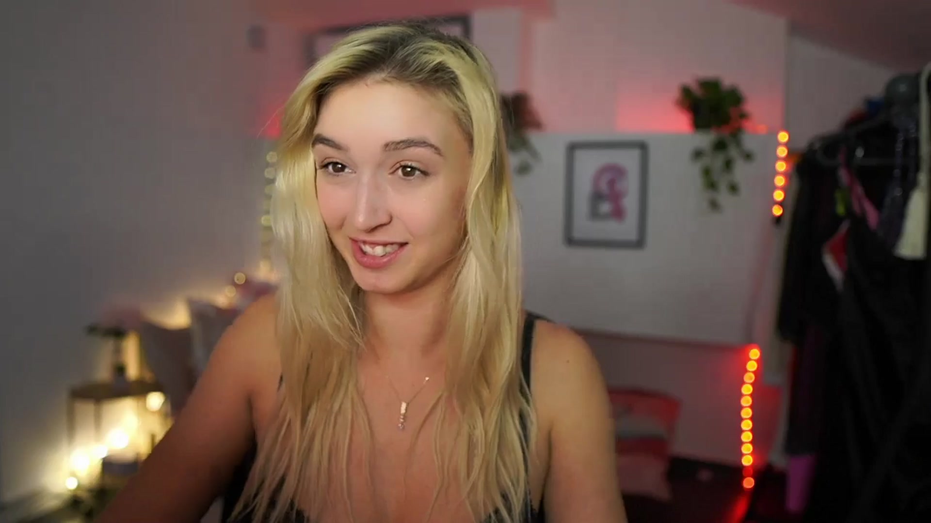 Gallery image thumbnail from Alexis__Texas's myfreecams stream on, 11/26/2024, 21:43 image 16 of 20