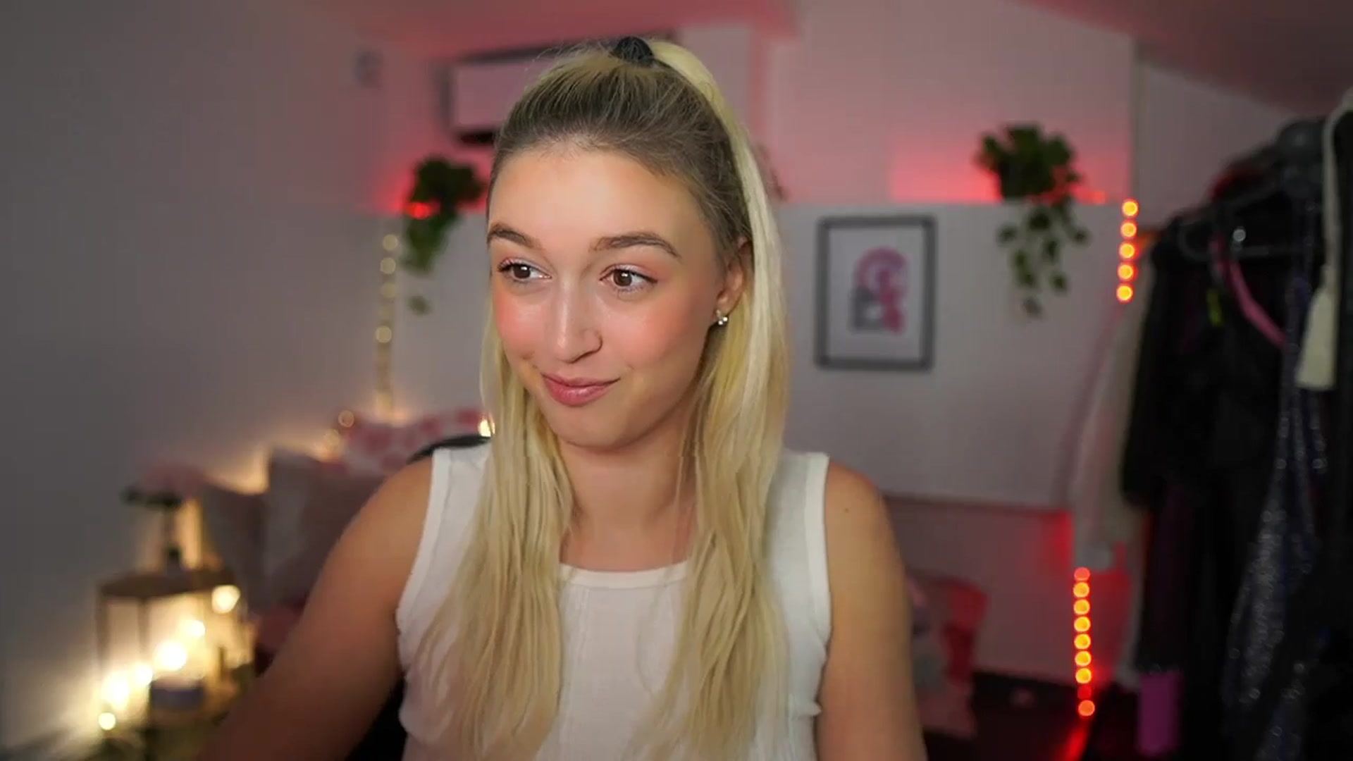 Gallery image thumbnail from Alexis__Texas's myfreecams stream on, 11/30/2024, 16:55 image 15 of 20