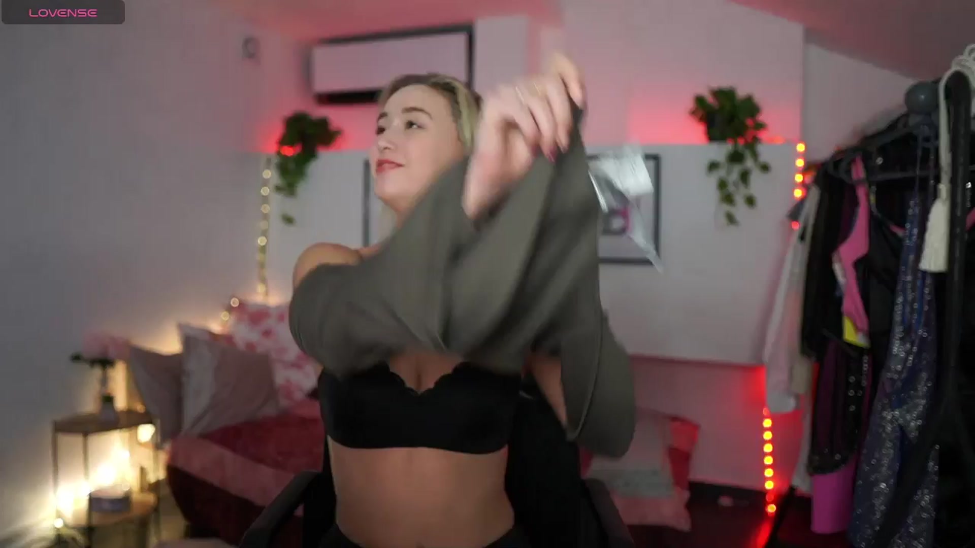Gallery image thumbnail from Alexis__Texas's myfreecams stream on, 12/03/2024, 19:59 image 10 of 20