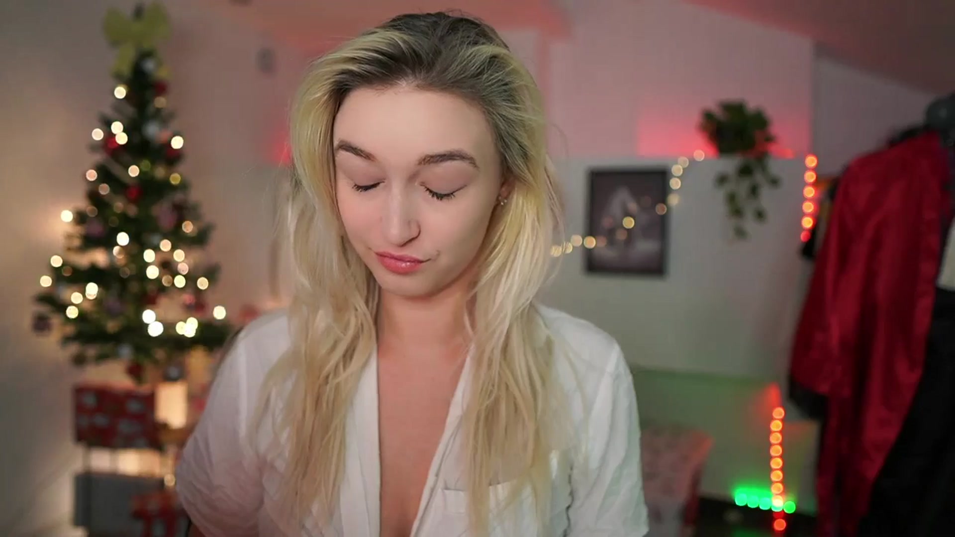 Gallery image thumbnail from Alexis__Texas's myfreecams stream on, 12/17/2024, 21:39 image 14 of 20