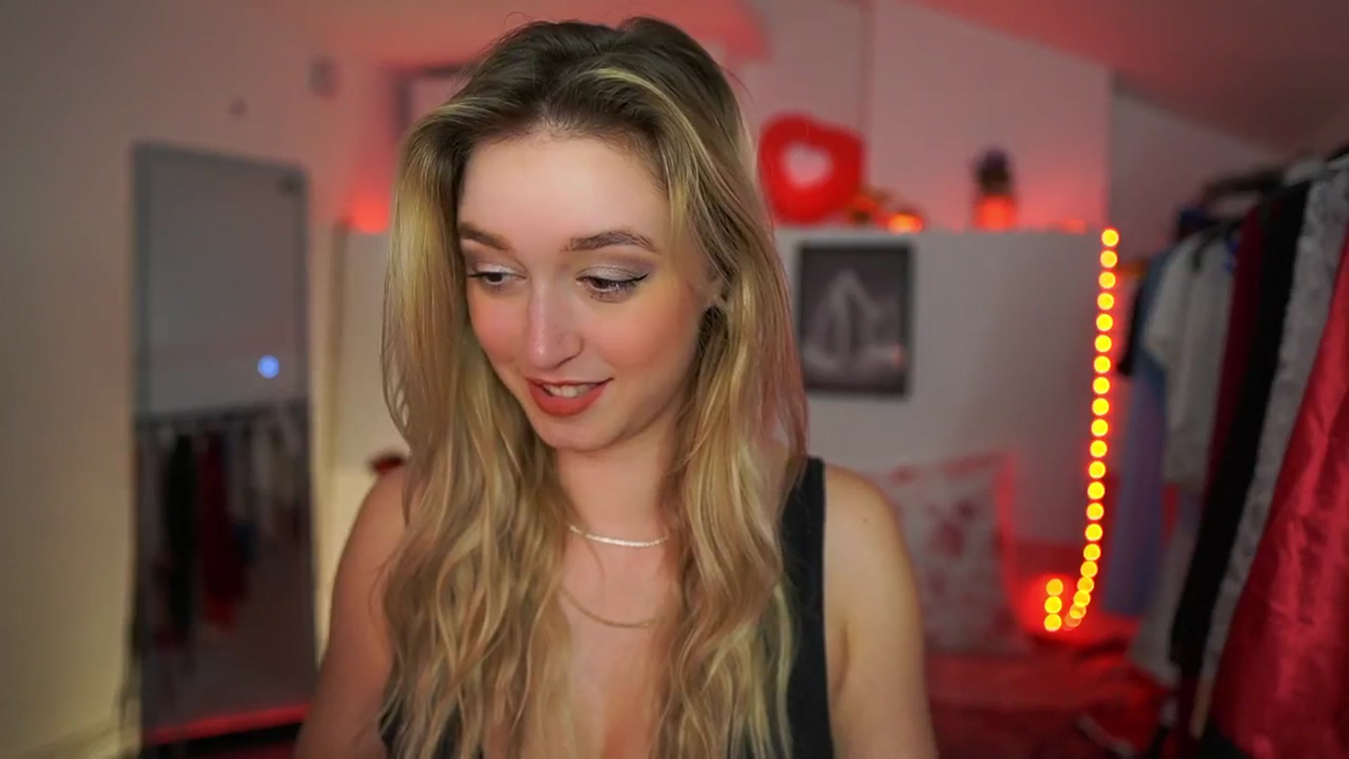 Gallery image thumbnail from Alexis__Texas's myfreecams stream on, 03/26/2025, 21:05 image 19 of 20