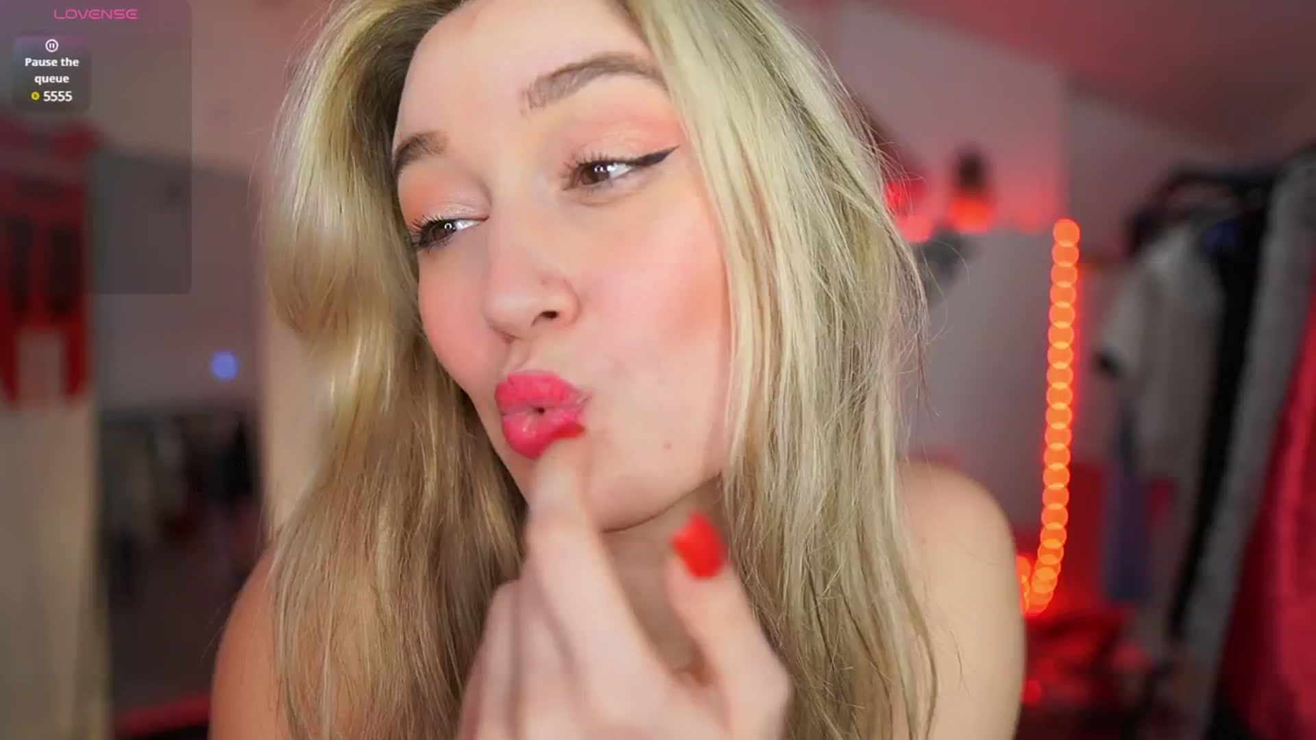 Gallery image thumbnail from Alexis__Texas's myfreecams stream on, 04/04/2025, 18:35 image 16 of 20