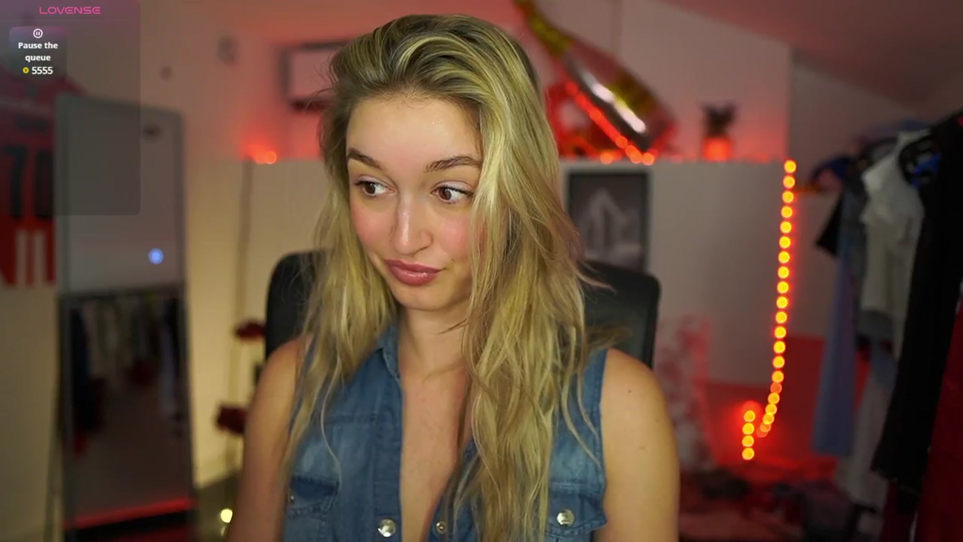 Gallery image thumbnail from Alexis__Texas's myfreecams stream on, 04/26/2025, 14:22 image 6 of 20