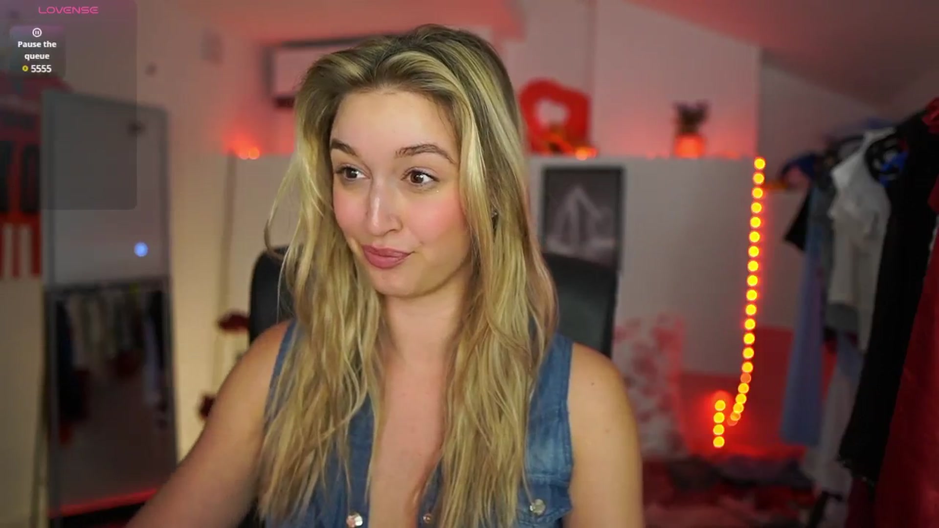 Gallery image thumbnail from Alexis__Texas's myfreecams stream on, 04/26/2025, 17:52 image 16 of 20