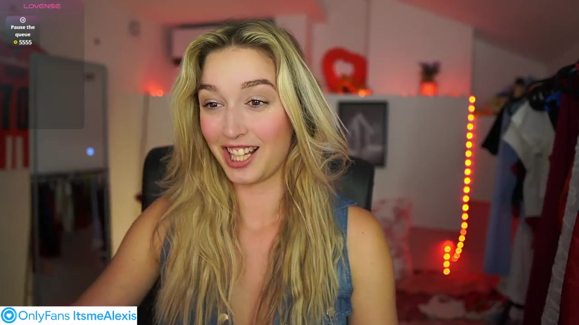 Gallery image thumbnail from Alexis__Texas's myfreecams stream on, 05/06/2025, 20:37 image 17 of 20