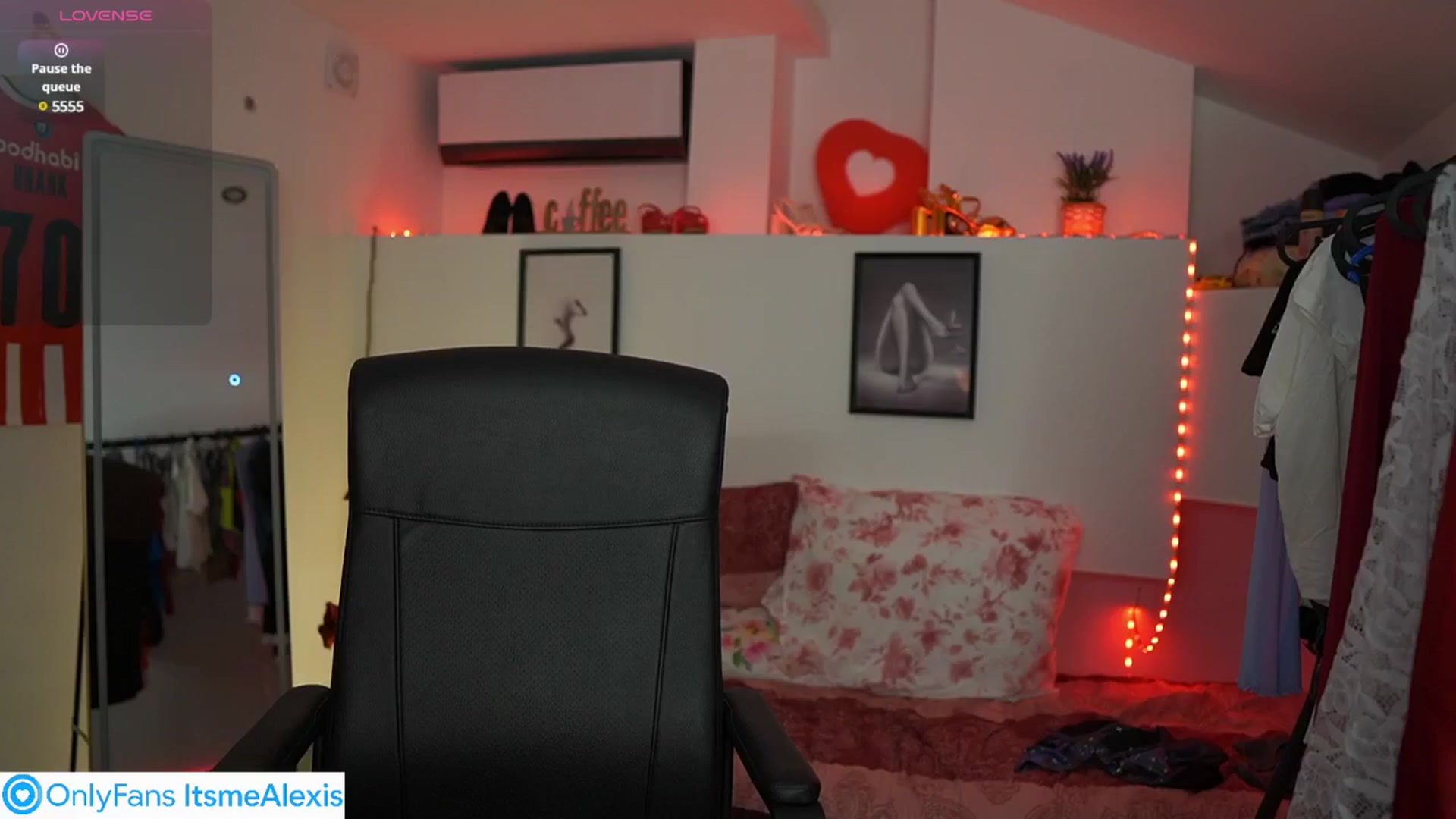 Gallery image thumbnail from Alexis__Texas's myfreecams stream on, 05/20/2025, 22:21 image 17 of 20