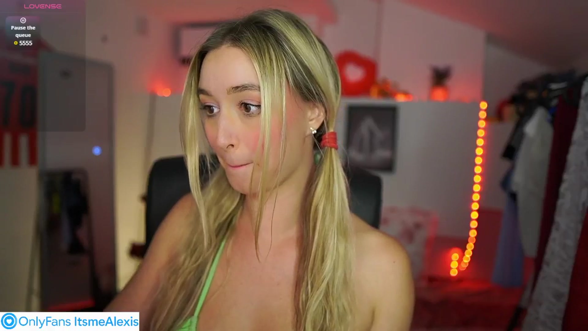 Gallery image thumbnail from Alexis__Texas's myfreecams stream on, 05/30/2025, 22:34 image 16 of 20