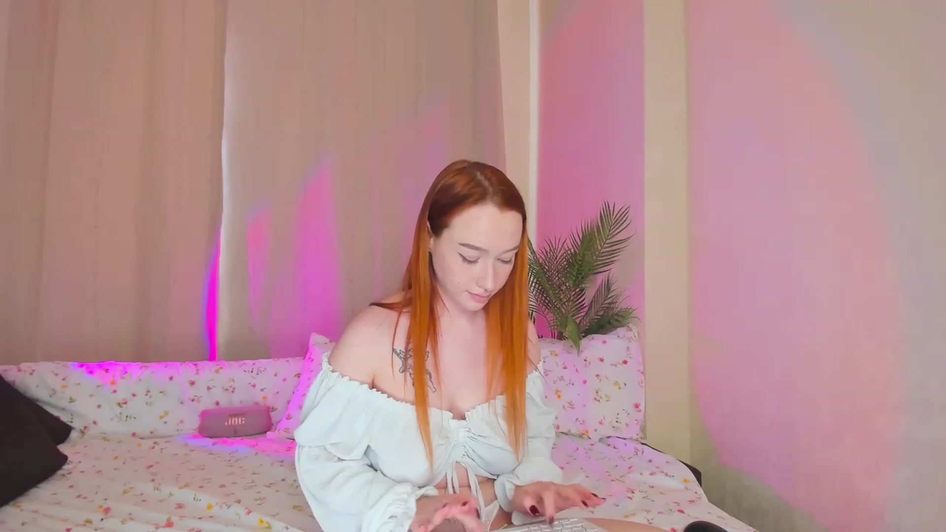 Gallery image thumbnail from AlexxDay's myfreecams stream on, 03/07/2023, 08:27 image 6 of 20