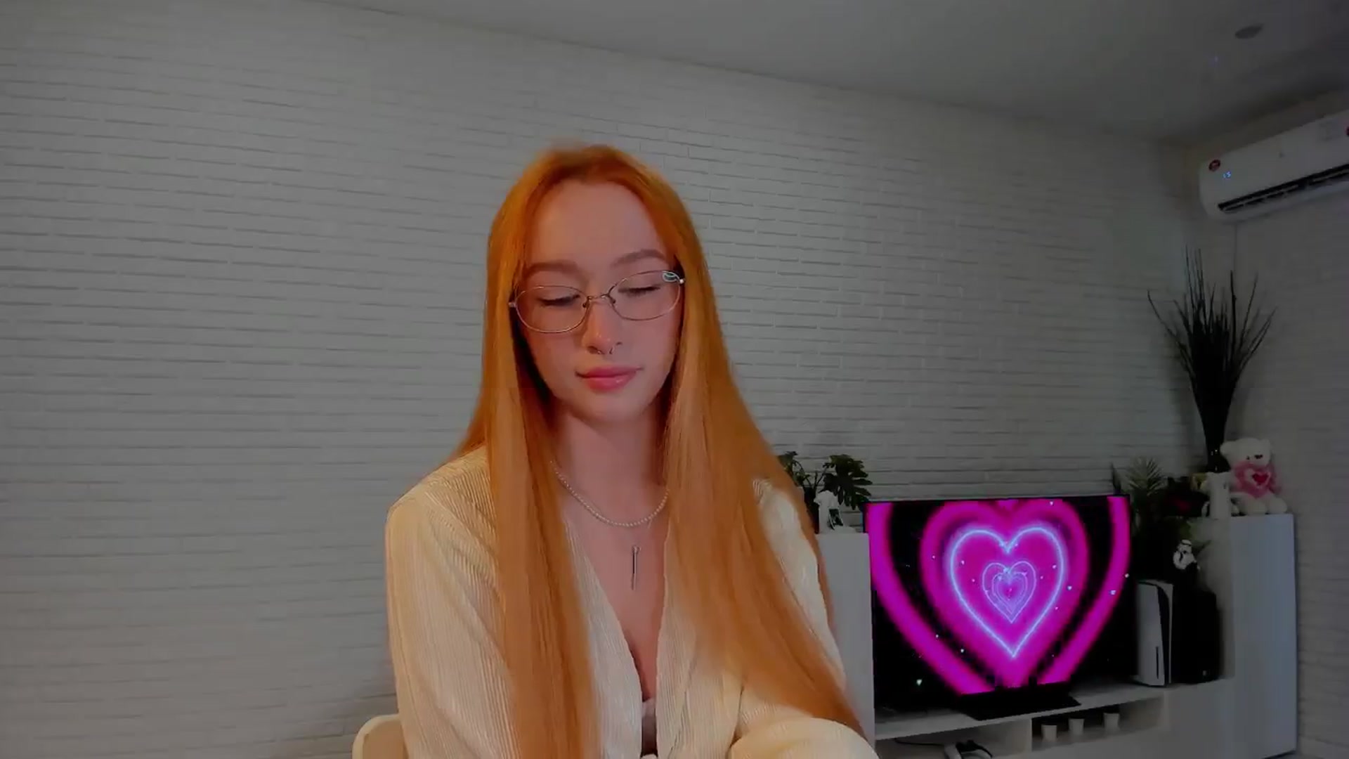 Gallery image thumbnail from AlexxDay's myfreecams stream on, 05/22/2024, 08:37 image 3 of 20