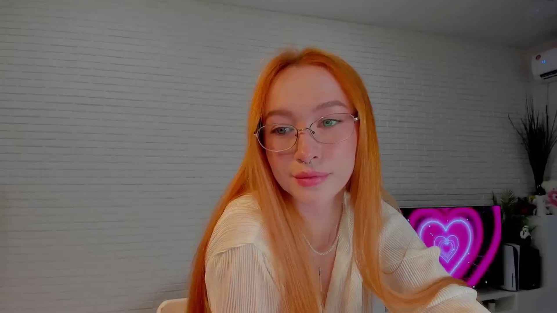 Gallery image thumbnail from AlexxDay's myfreecams stream on, 05/22/2024, 08:37 image 19 of 20