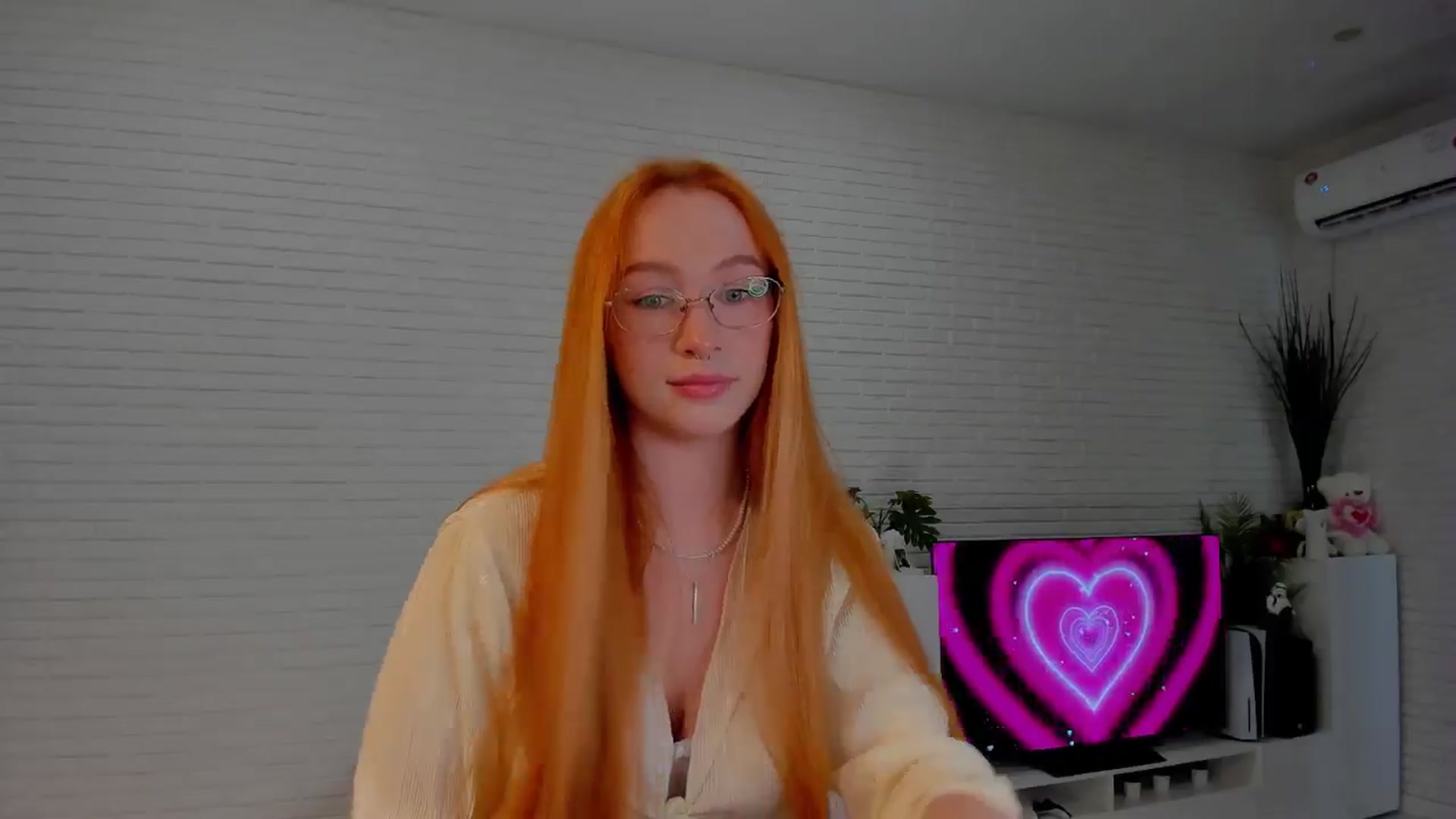 Gallery image thumbnail from AlexxDay's myfreecams stream on, 05/22/2024, 08:37 image 4 of 20