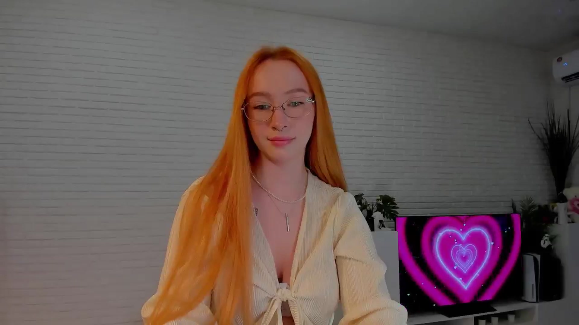 Gallery image thumbnail from AlexxDay's myfreecams stream on, 05/22/2024, 08:37 image 17 of 20
