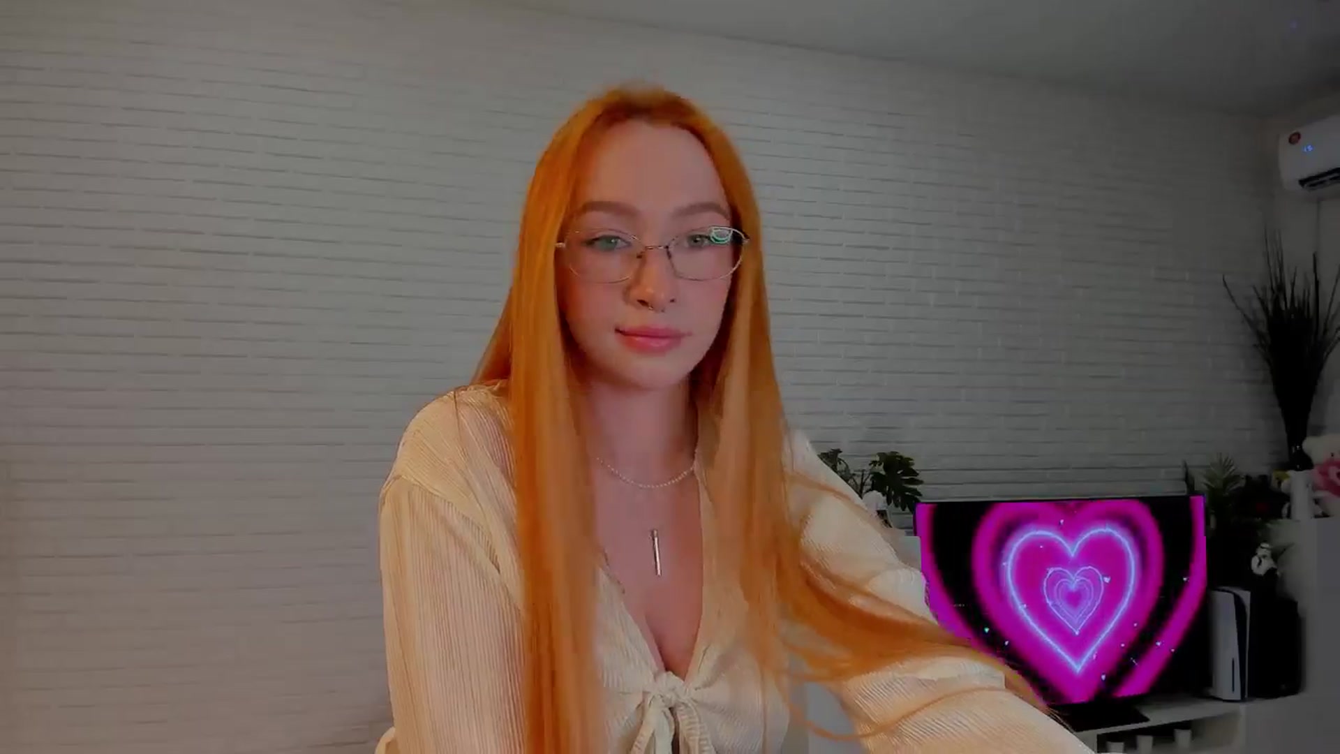 Gallery image thumbnail from AlexxDay's myfreecams stream on, 05/22/2024, 08:37 image 16 of 20