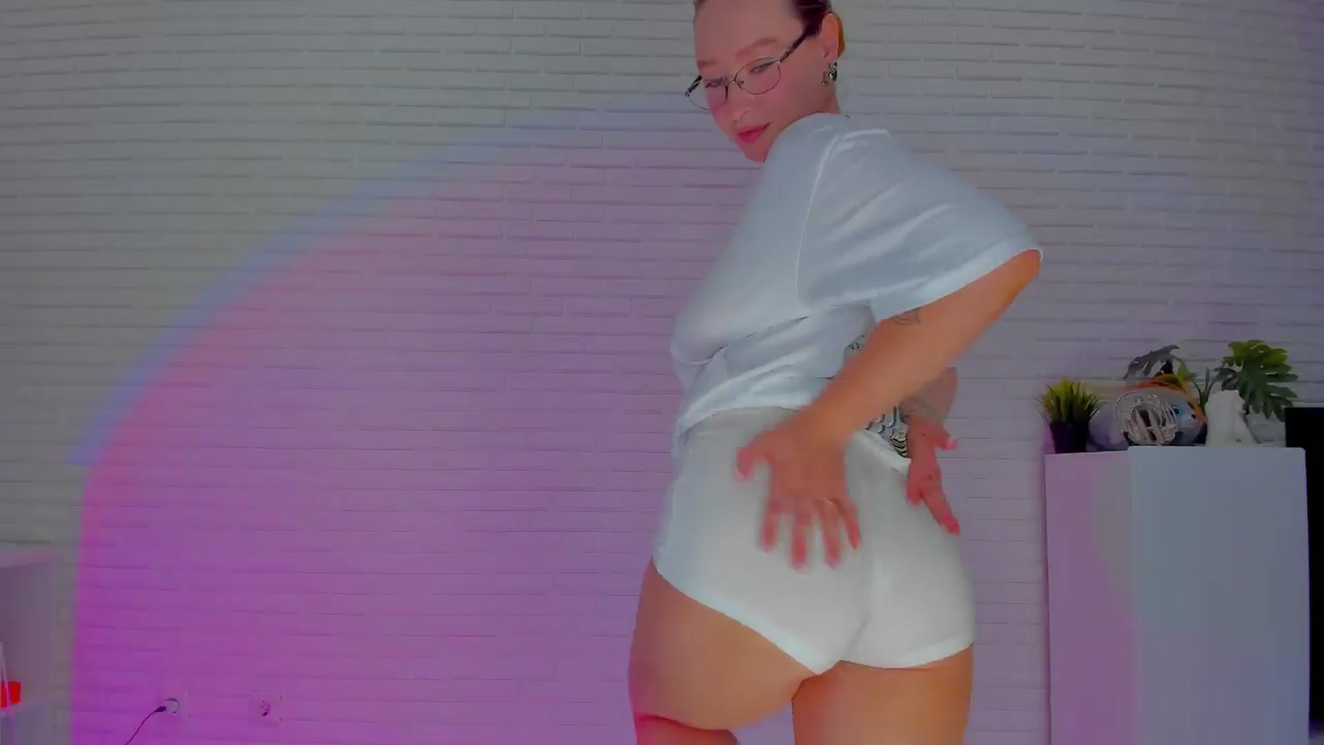 Gallery image thumbnail from AlexxDay's myfreecams stream on, 08/07/2024, 09:25 image 7 of 20