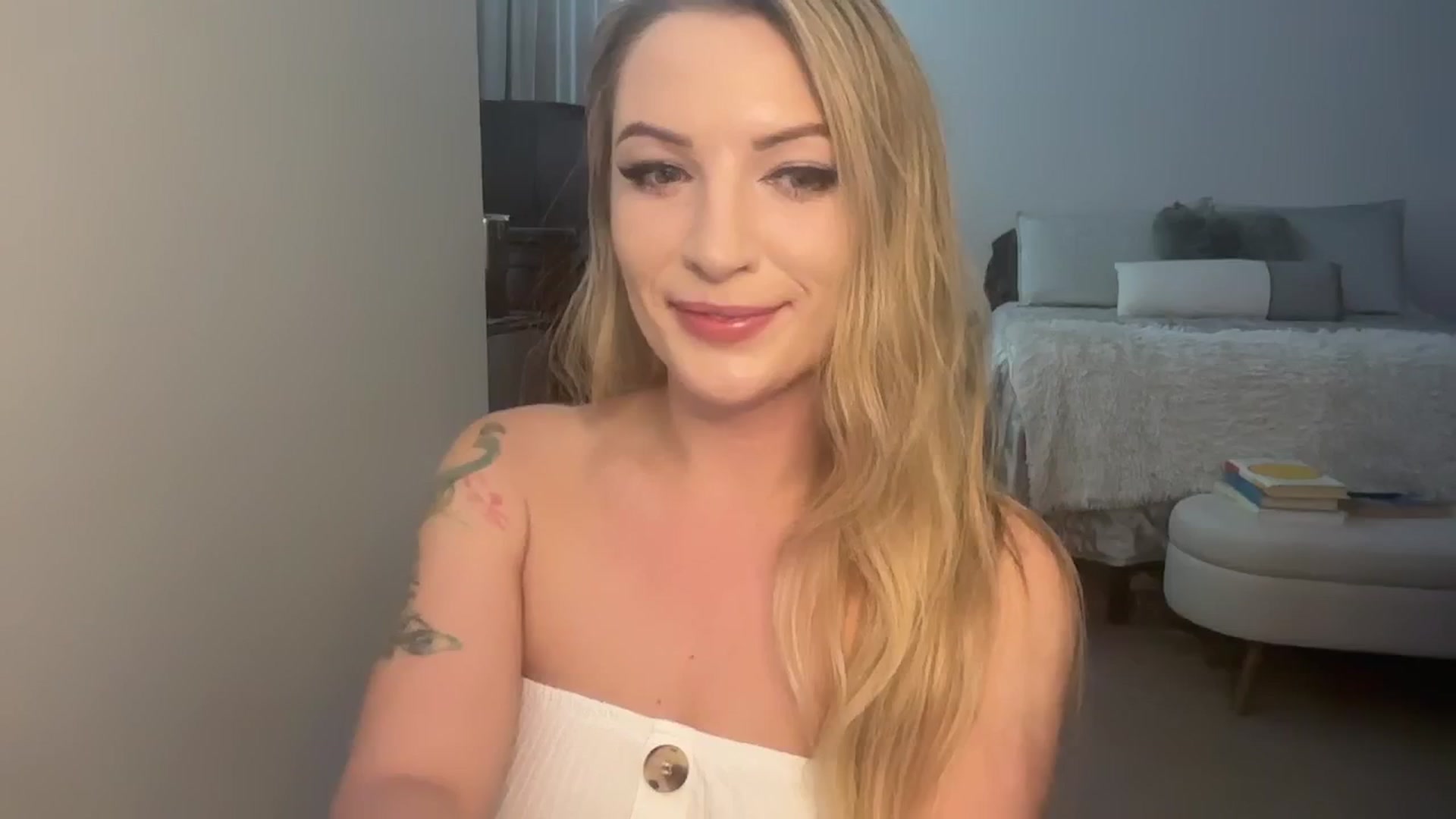 Gallery image thumbnail from Alexxi_Riley's myfreecams stream on, 06/08/2024, 19:31 image 14 of 20