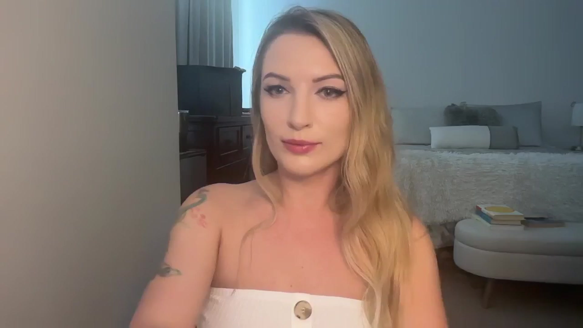 Gallery image thumbnail from Alexxi_Riley's myfreecams stream on, 06/08/2024, 19:31 image 1 of 20
