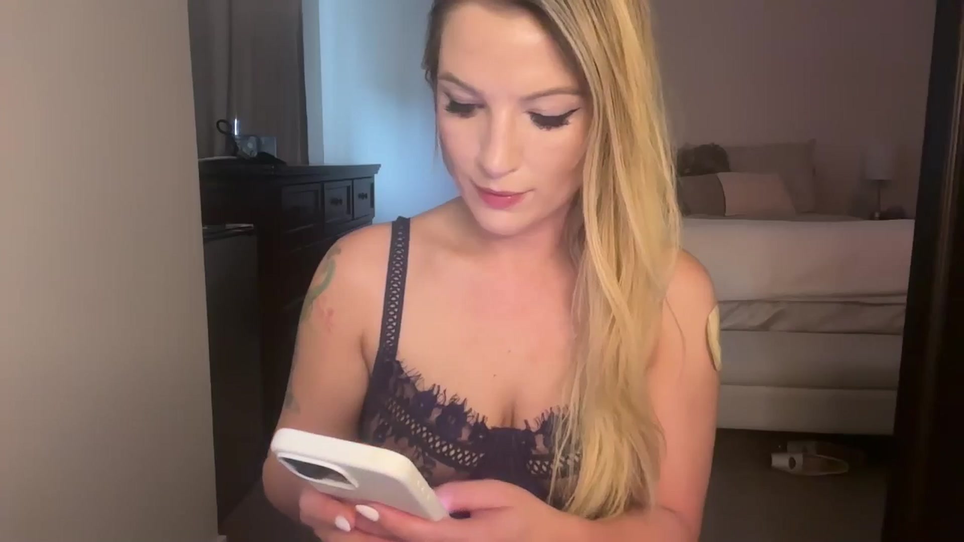 Gallery image thumbnail from Alexxi_Riley's myfreecams stream on, 10/14/2024, 19:35 image 13 of 20