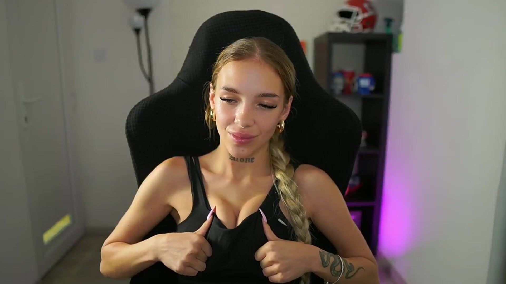 Gallery image thumbnail from Alexxisky's myfreecams stream on, 07/28/2025, 11:50 image 18 of 20