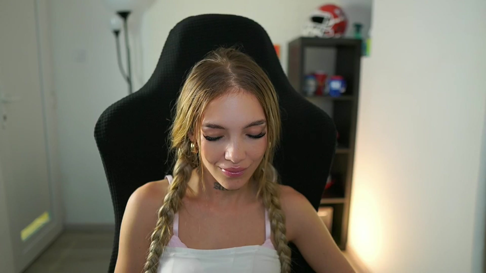 Gallery image thumbnail from Alexxisky's myfreecams stream on, 07/29/2025, 18:38 image 4 of 20