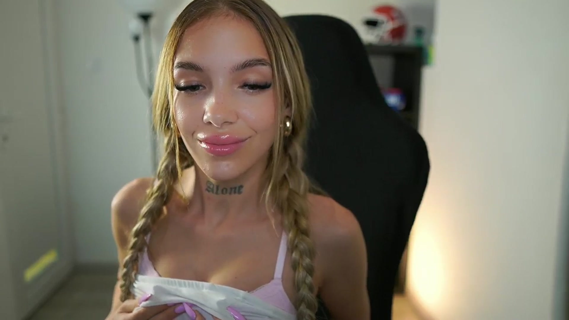 Gallery image thumbnail from Alexxisky's myfreecams stream on, 07/29/2025, 18:38 image 16 of 20