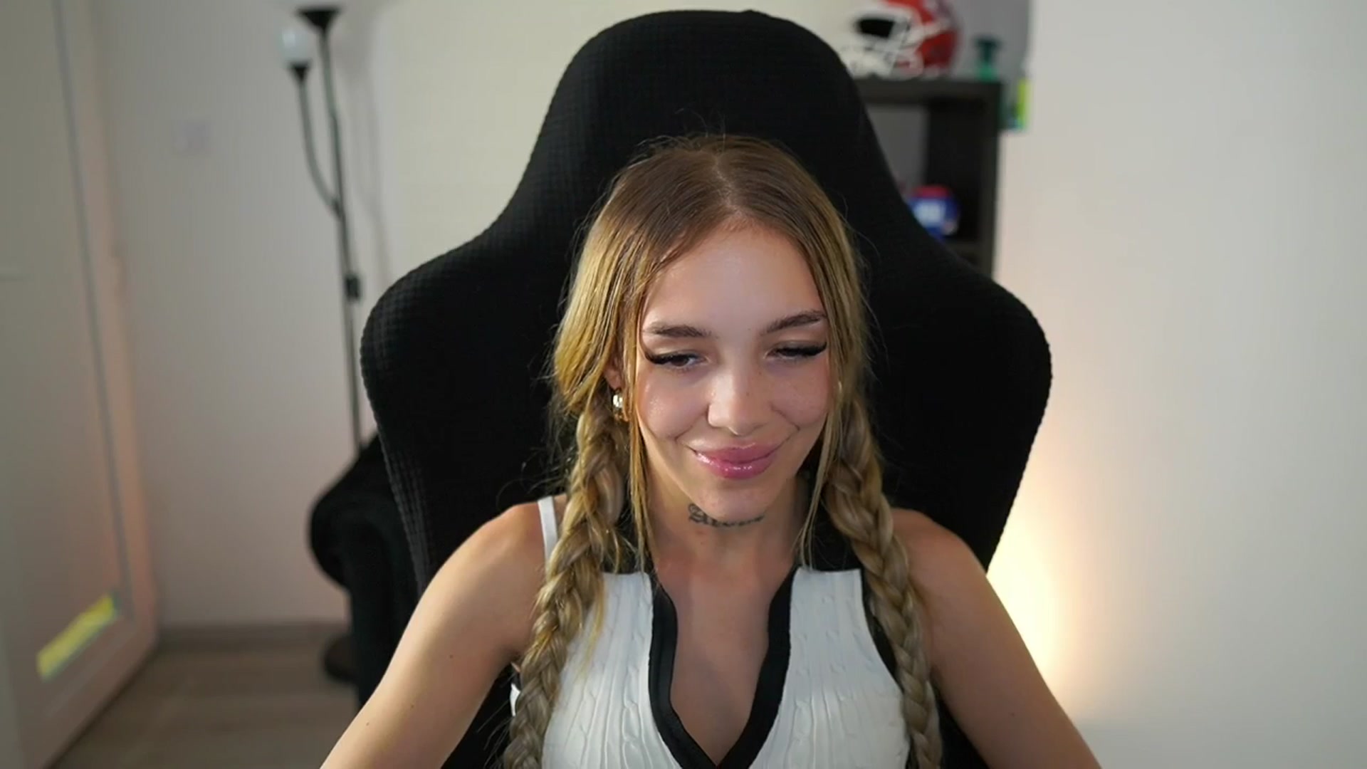 Gallery image thumbnail from Alexxisky's myfreecams stream on, 07/30/2025, 22:17 image 17 of 20