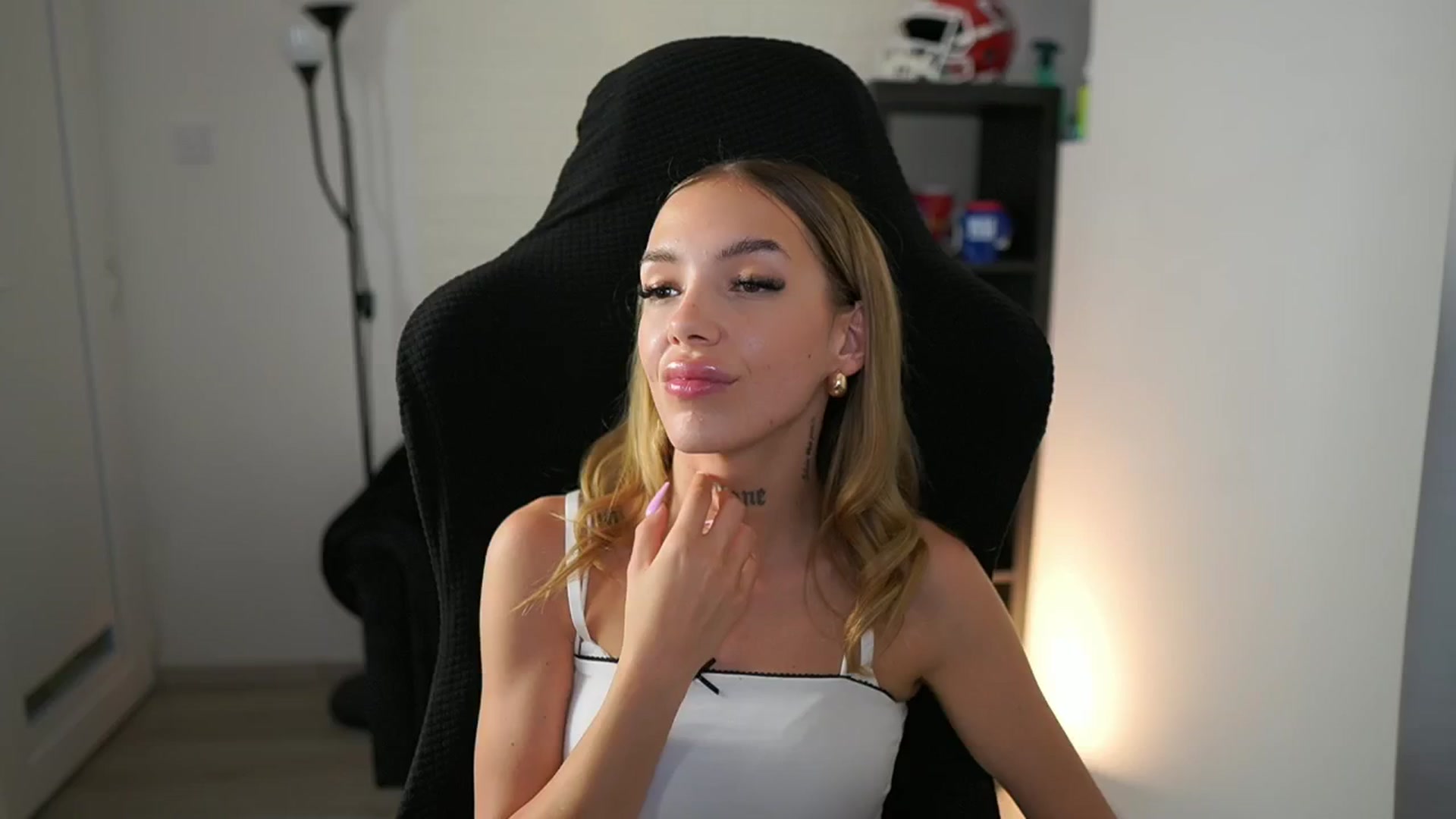 Gallery image thumbnail from Alexxisky's myfreecams stream on, 08/01/2025, 18:05 image 13 of 20