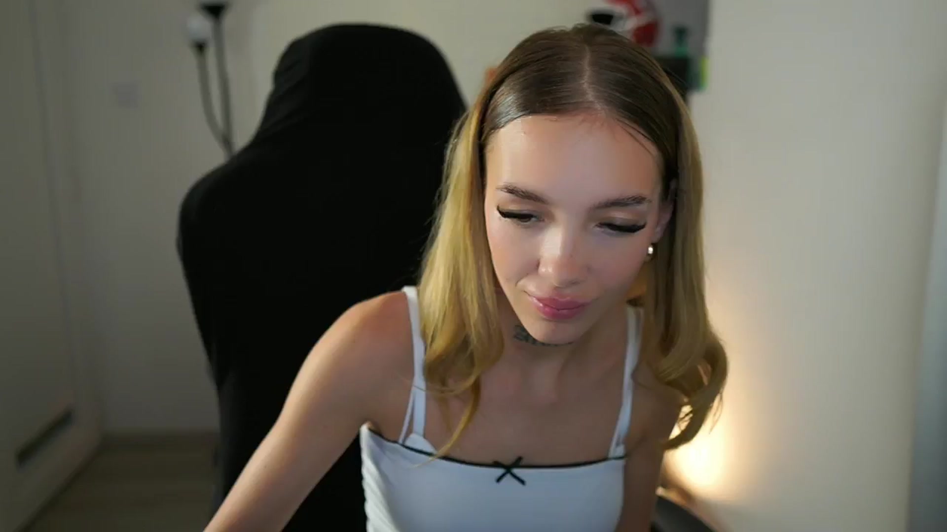 Gallery image thumbnail from Alexxisky's myfreecams stream on, 08/01/2025, 18:05 image 11 of 20