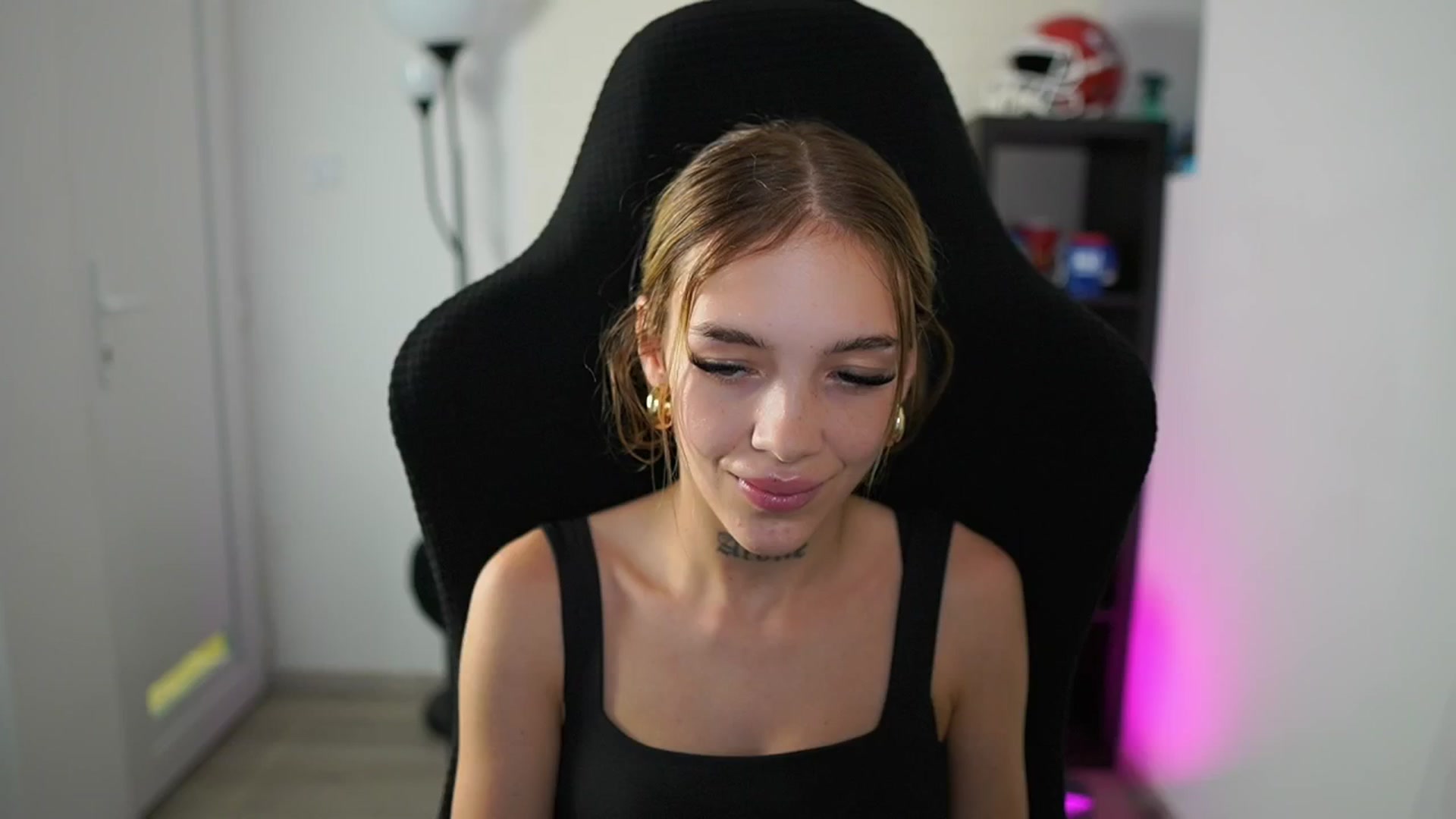 Gallery image thumbnail from Alexxisky's myfreecams stream on, 08/05/2025, 15:06 image 2 of 20
