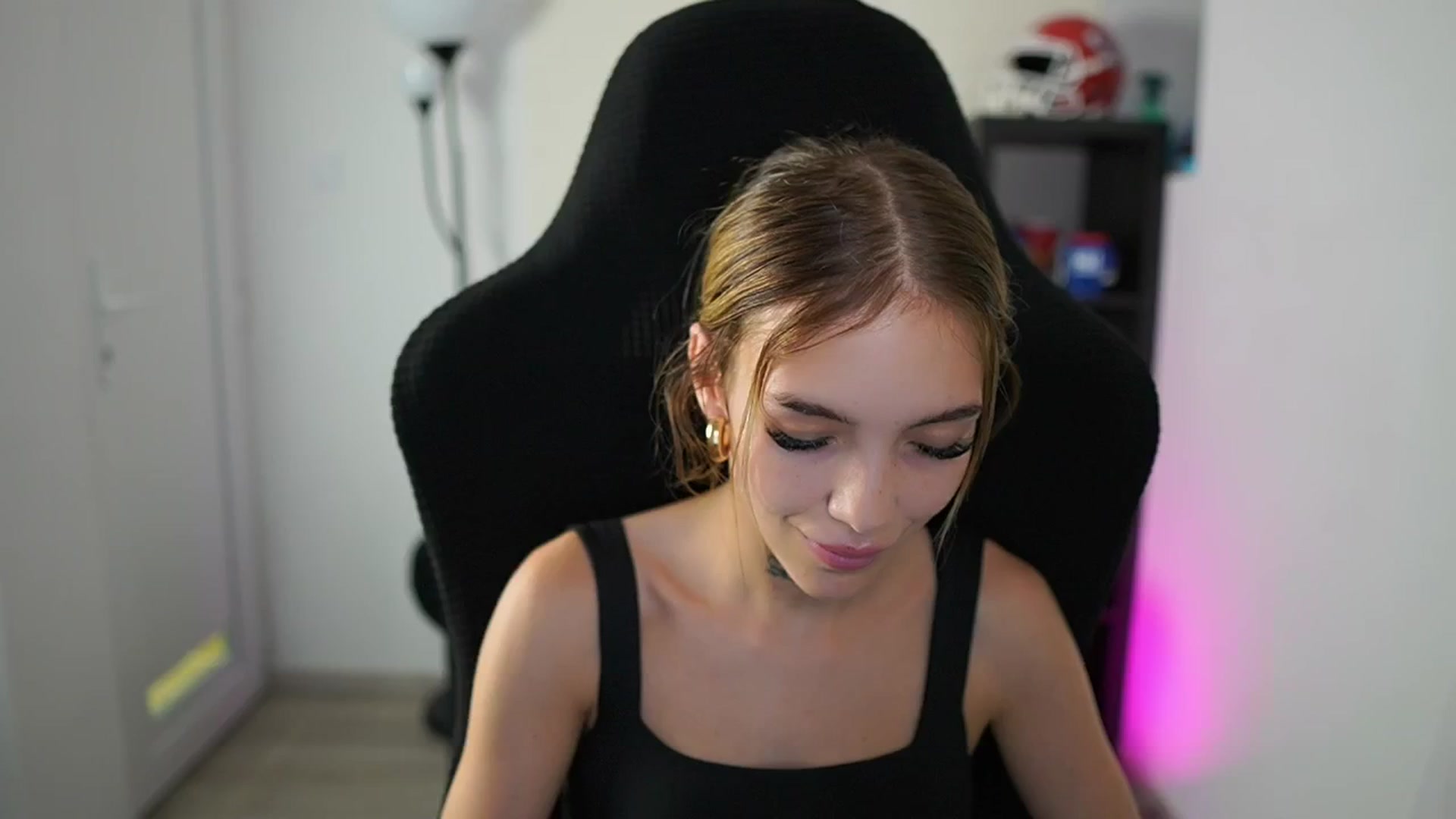 Gallery image thumbnail from Alexxisky's myfreecams stream on, 08/05/2025, 15:06 image 3 of 20