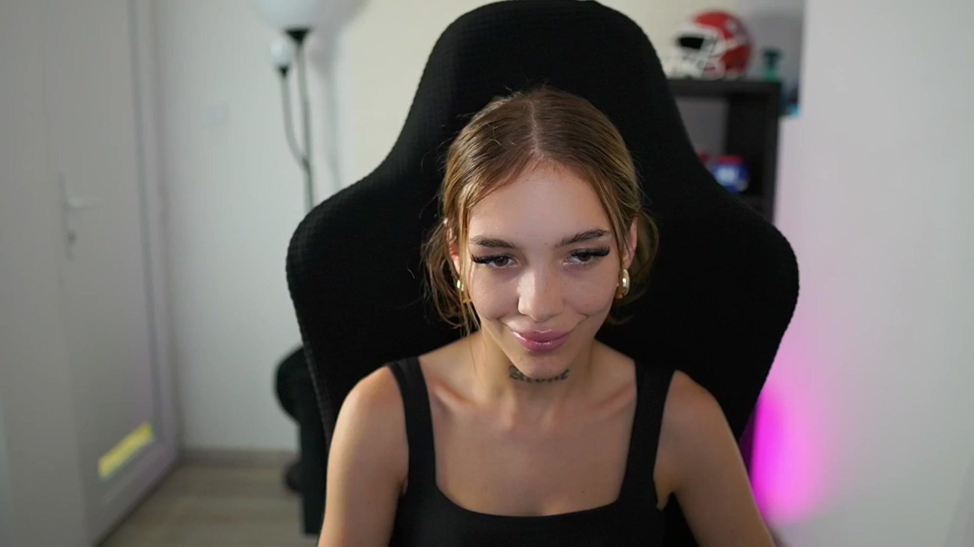Gallery image thumbnail from Alexxisky's myfreecams stream on, 08/05/2025, 15:06 image 7 of 20