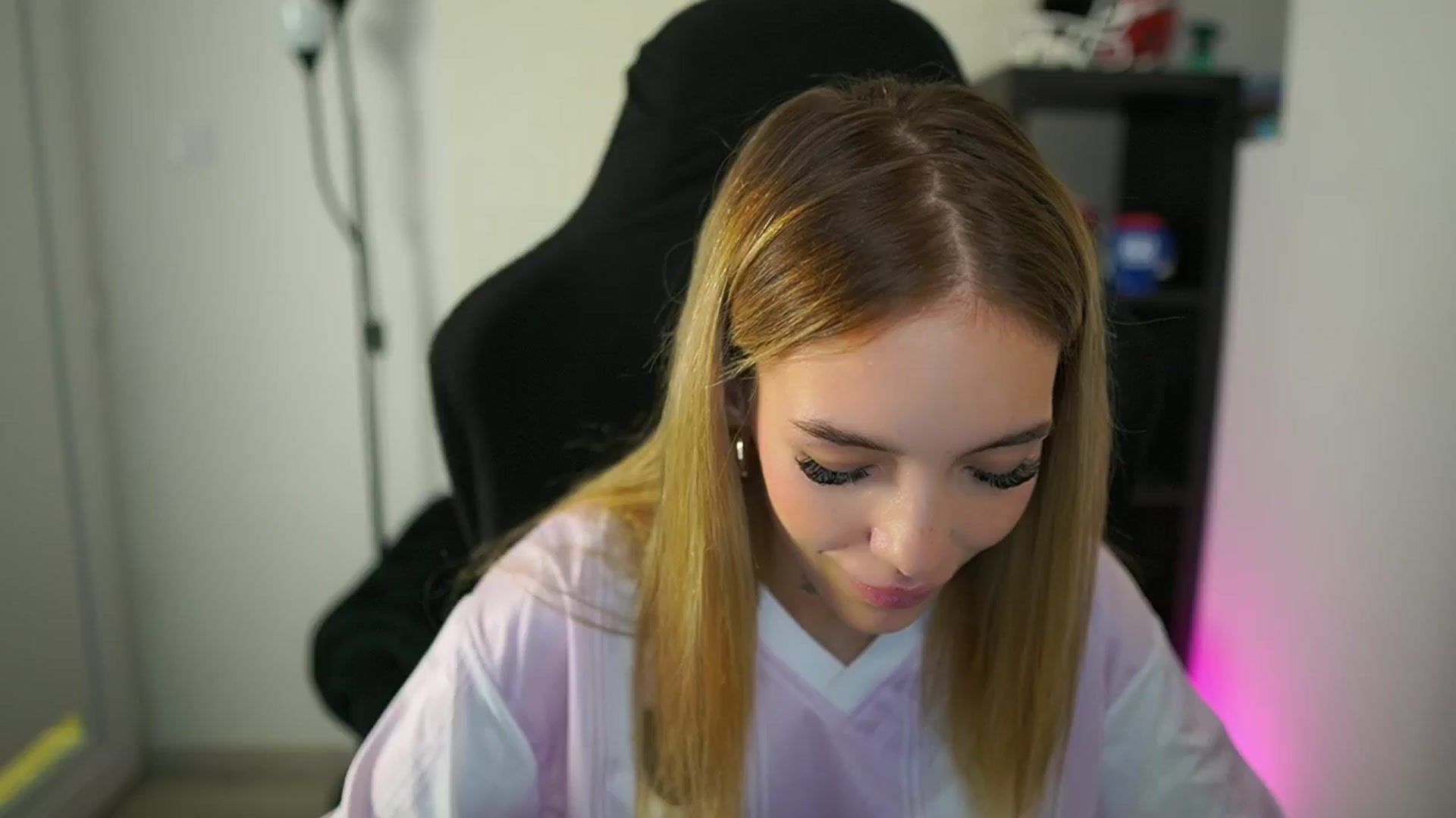Gallery image thumbnail from Alexxisky's myfreecams stream on, 08/06/2025, 14:45 image 12 of 20