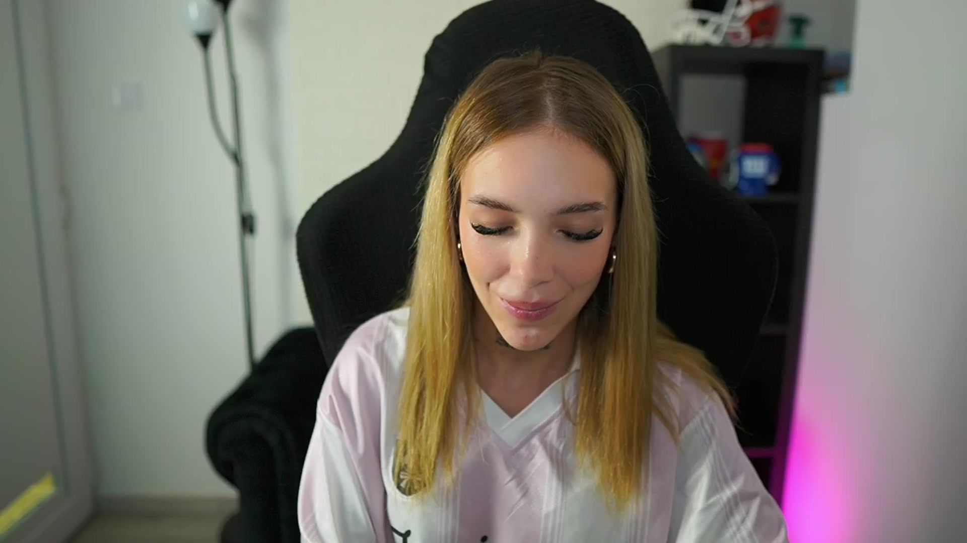 Gallery image thumbnail from Alexxisky's myfreecams stream on, 08/06/2025, 14:45 image 1 of 20